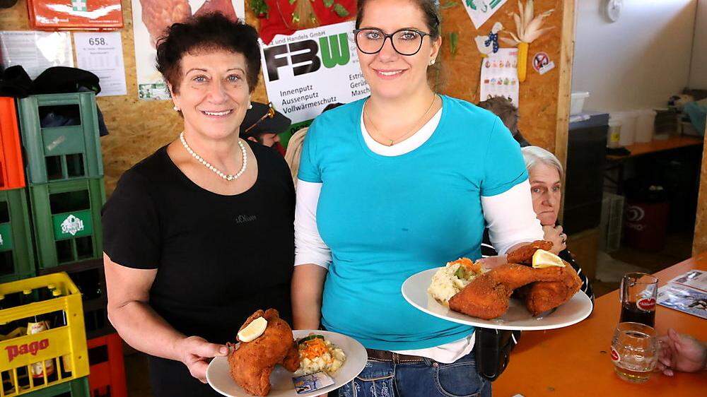 Im Vorjahr servierten die beiden Kadölla-Wirtinnen Karoline Haberl und Sabrina Pappler (von links) auf dem Wiesenmarkt ihre Backhendln, heuer holen sie die „Wiesn“ nach Glanegg 