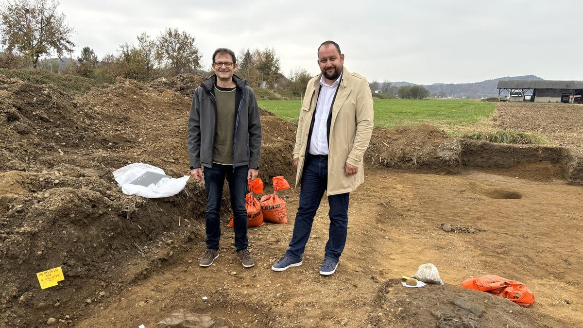 Archäologe Christoph Gutjahr (l.) und Bürgermeister Christoph Grassmugg wissen um die historische Bedeutung der Begräbnisstätte 