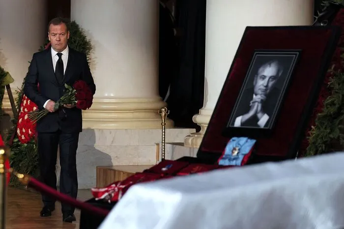 Die Zeremonie fand auf dem Prominentenfriedhof am Neujungfrauenkloster statt. Der Friedensnobelpreisträger wurde neben seiner Frau Raissa bestattet. Im Bild: Der oft als "Putins Bluthund" bezeichnete russische Ex-Präsident Dmitri Medwedew.