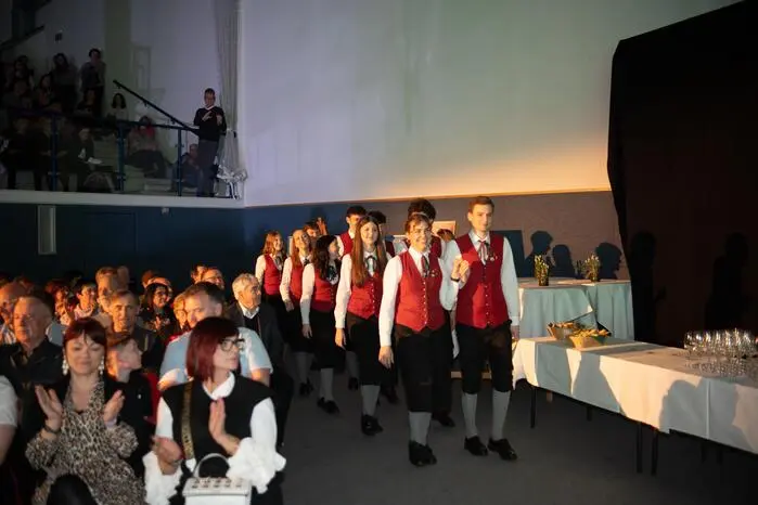Die Musikerinnen und Musiker verstanden es meisterhaft, die Zuhörer auf eine musikalische Reise mitzunehmen, die von sanften Melodien bis hin zu schwungvollen Rhythmen reichte.