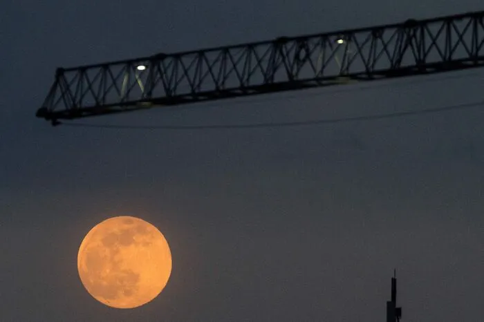 Aufgrund einer totalen Mondfinsternis erhellte der sogenannte Supermond die Nacht und sorgte für Staunen.