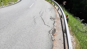 Eine asphaltierte Straße mit Leitschiene