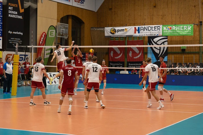 Im Anschluss traf das Männerteam auf Belgien. Trotz kämpferischer Leistung musste sich das rot-weiß-rote Team mit 1:3 geschlagen geben.