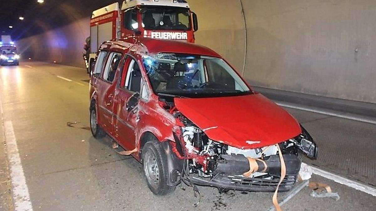 Das beschädigte Zugfahrzeug im Gratkorntunnel