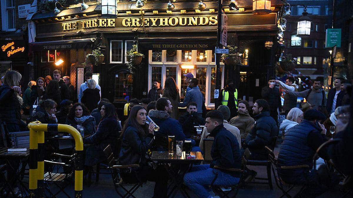 Am Montag soll der britische Lockdown weiter gelockert werden. Pubs, Restaurants, Theater, Kinos, Museen machen wieder auf