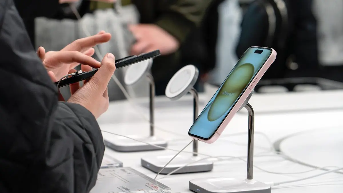 Das neue Label für Smartphones und Tablets gibt u. a. an, ähnlich wie bereits Waschmaschinen, Fernseher oder Geschirrspüler, wie energieeffizient ein Produkt ist und wie lange der Akku hält. A | Das neue Label für Smartphones und Tablets gibt u. a. an, ähnlich wie bereits Waschmaschinen, Fernseher oder Geschirrspüler, wie energieeffizient ein Produkt ist und wie lange der Akku hält. 