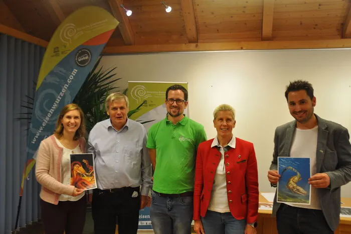 Dr. Heinz Kollmann (2. v. l.) mit dem Natur- und Geoparkteam Eva Maria Vorwagner (1.v.l), Oliver Gulas (3.v.l.) sowie  ihren Gästen: Karin Gulas, Bürgermeisterin der Naturparkgemeinde Wildalpen und David Osebik (GF Tourismusverband Gesäuse)