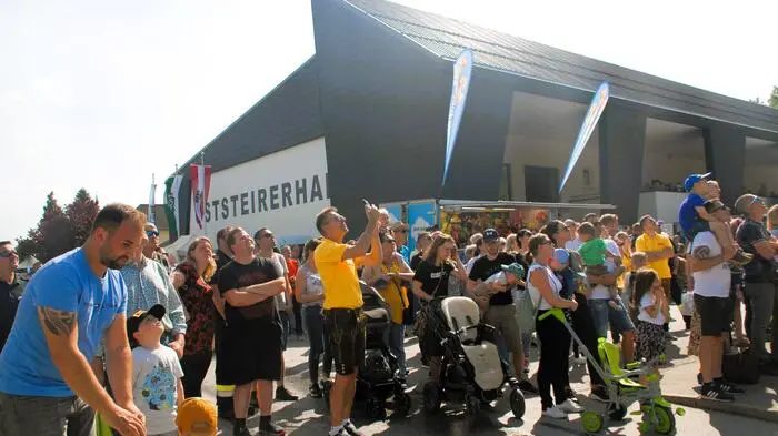 Es „wurlte“ am Festgelände bei der Oststeirerhalle in Pischelsdorf. Zahlreiche Besucherinnen und Besucher kamen aus allen Himmelsrichtungen der Oststeiermark, um beim traditionellen Pischelsdorfer Volksfest dabei zu sein.