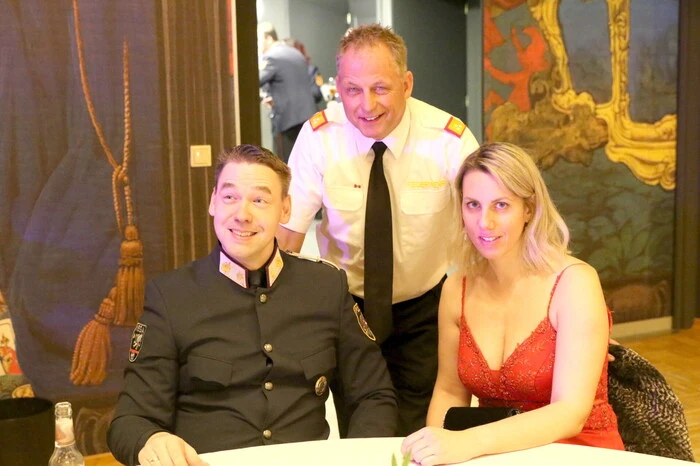 So konnte Bezirksfeuerwehrkommandant Friedl Monai (Mitte) zur rauschenden Ballnacht neben den beiden Landesräten Martin Gruber und Daniel Fellner unter anderen zahlreiche Feuerwehrkommandanten sowie „Hausherrn“ Bürgermeister Martin Kulmer willkommen heißen. 