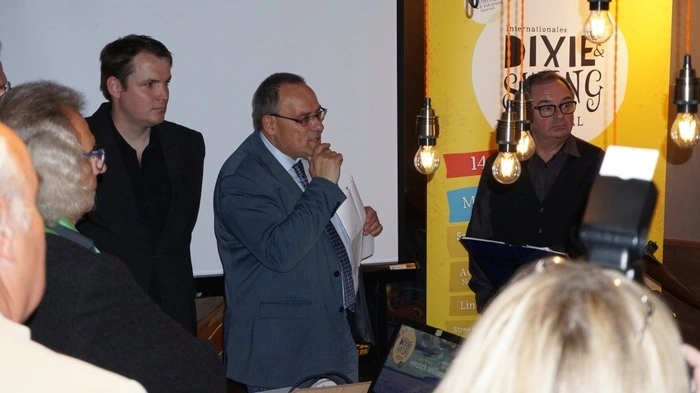 Johannes Hödl, Organisator des Internationalen Dixie- & Swingfestival lud mit dem künstlerischen Festivalleiter Àdàm Ladànyi und Promotor Sepp Adlmann zum Empfang.