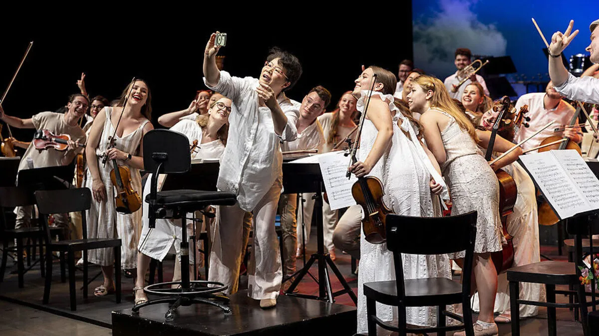 Dirigentin Mei-Ann Chen und das Styriarte Youth Orchestra für die „Klangwolke“ 