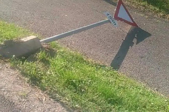 Umgeworfenes Verkehrszeichen.