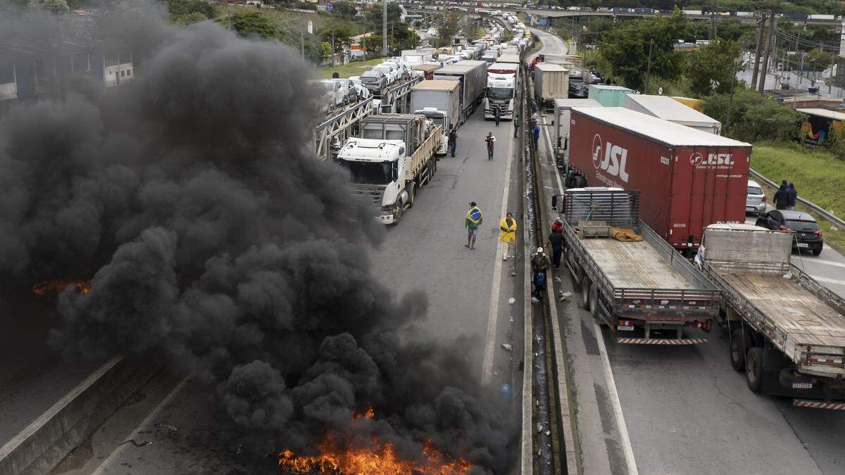 Bolsonaro wird die Wahl-Schlappe nicht anfechten, seine Anhänger blockieren indes Straßen