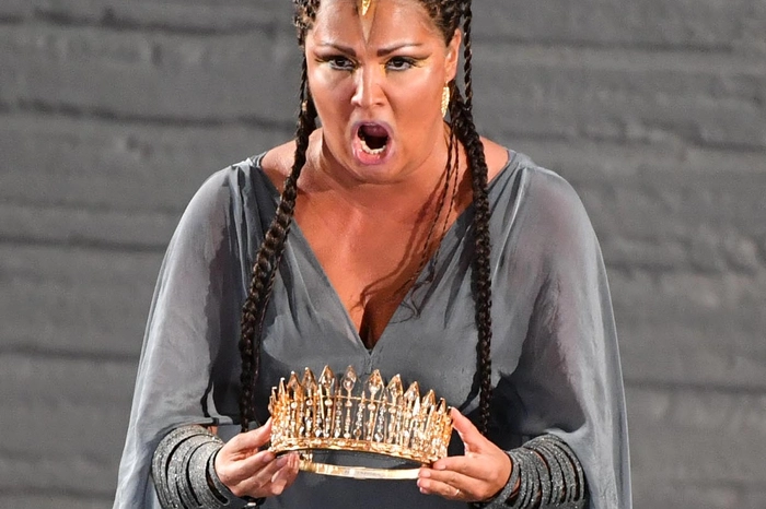 Die Titelpartie wird von Anna Netrebko gesungen. Sie gibt die athiopische Königstochter, die nach Ägypten als Geisel verschleppt wird.