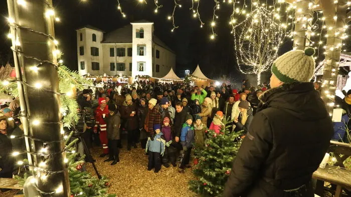 Im Park von Schloss Stibichhofen in Trofaiach wurde Freitag Abend ein stimmungsvoller Adventmarkt eröffnet, der bis 23. Dezember, jeweils an den Wochenenden, geöffnet hat.