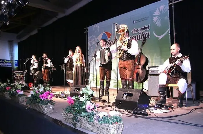 Ursprünglich hatte der Auftritt der Oberkrainer-Musik im Landcafé Kern in Afling erfolgen sollen, doch die zahlreichen Anmeldungen ließen den Organisator bald in das Volkshaus von Bärnbach ausweichen. Auch dort reichte schließlich das Platzangebot nicht aus, sodass man in die Sporthalle ausweichen musste.