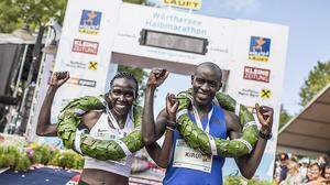 Viola Kibiwot und Peter Kirui, die strahlenden Gewinner des Wörthersee Halbmarathons