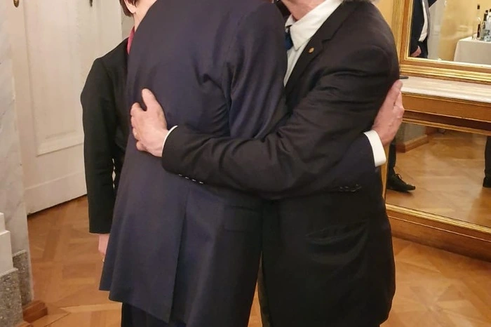Alexander Van der Bellen und Peter Handke: Er wisse nicht einmal, ob er den den Dichter für Österreich reklamieren dürfe, so der Bundespräsident zum Auftakt des Abends - Erlaubnis umgehend erteilt.