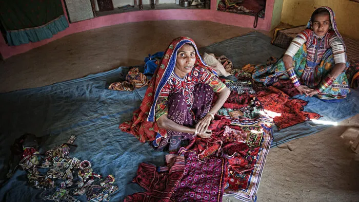 Die Volksstämme, die in Gujarat leben, beherrschen noch altes, traditionelles Kunsthandwerk: In den Banni-Dörfern nördlich von Bhuj etwa besticken Frauen Pölsterbezüge, Röcke oder Bettdecken mit aufwendigen Mustern, Spielgelblättchen und Pailletten.