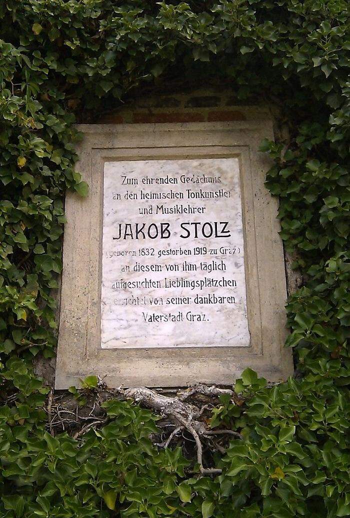 Seit 1956 erinnert eine Tafel auf dem Grazer Schloßberg nahe dem Starcke-Häuschen an Stolz