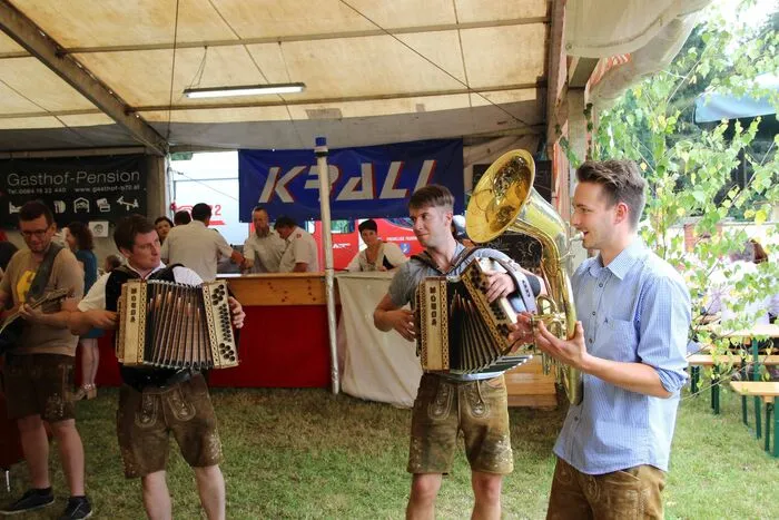 Danach begann das Frühschoppen mit den Klängen der "Schönweger Buam".