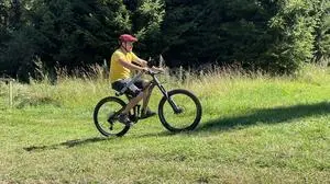 Der Lift wird hinter dem Sattel befestigt und zieht die Radfahrer hinauf 