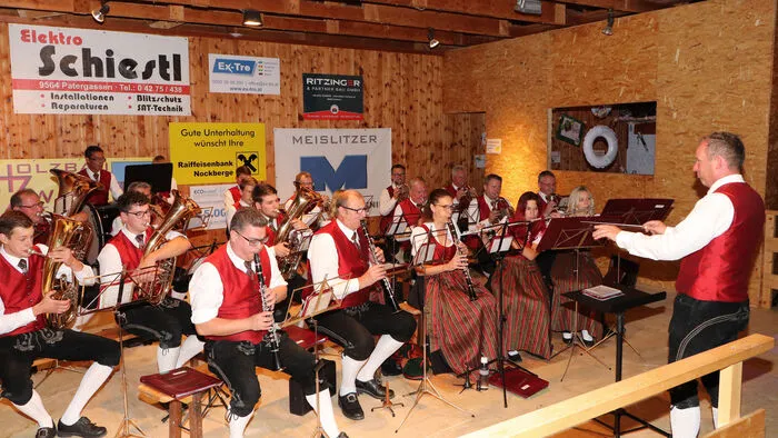 Zu Beginn gab es Konzert von der Trachtenkapelle Sirnitz unter Kapellmeister Herbert Gwenger und Obmann Herbert Ebner. Danach sorgte die Band „COMBO“ aus Spittal/Drau mit Manuel Wiegele, Christian Muschet, Heimo Platzner und Tobias Lippauer für Stimmung und guter Laune bis in die frühen Morgenstunden. Die Mitternachtseinlage wurde von der Landjugend Bad St. Leonhard unter Obmann Niklas Maggale und Leiterin Christina Reiterer durchgeführt.