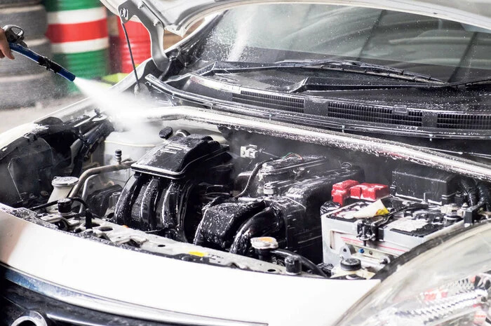 Motorraum: Spuren des Winters sollten auch hier beseitigt werden, um der Korrosion vorzubeugen. Wer eine Motorwäsche ­machen möchte: Das ist nur an Dampfstrahlern mit Öl­abscheider erlaubt, daher unbedingt die Hinweisschilder beachten. Wichtig: Noch vor dem Aufsprühen des Kalt­reinigers elektrische Bauteile abkleben, damit keine Feuchtigkeit eindringen kann. Wer sich das nicht zutraut, fragt ­lieber den Aufbereiter. Ein guter Zeitpunkt, um das Motoröl zu kontrollieren und das Scheibenspritzwasser aufzufüllen – am besten mit einer Sommermischung, die besser ­Insektenreste von der Windschutzscheibe entfernt.