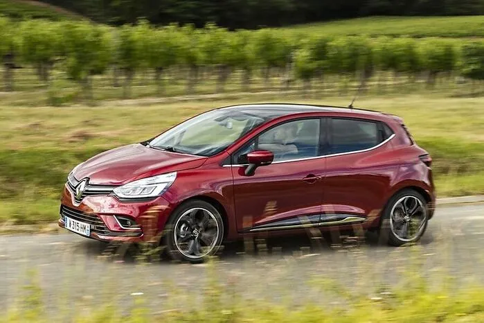 Weiteres Novum ist der Easy-Park-Assistent, der den Clio nahezu selbstständig ein- und ausparkt.
