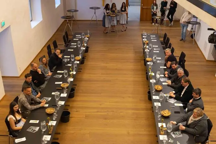 Im Rittersaal des Schlosses standen Regionalität, Qualität und steirische Tradition im Mittelpunkt der Veranstaltung, die als kulinarischer Auftakt des traditionsreichen Balles im Bezirk Hartberg-Fürstenfeld gilt.