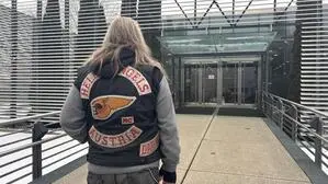 Ein Hells Angels steht vor einem Gebäude | Hereinspaziert! Das gilt allerdings nur für geladene Gäste der Hells Angels-Feier im Veranstaltungszentrum KUSS