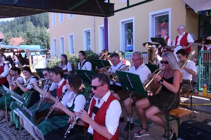 Eröffnet wurde es am Samstag mit flotten Klängen durch die Blasmusikkapelle Kainachtal unter Kapellmeister Peter Wipfler und Obfrau Edith Marcher.