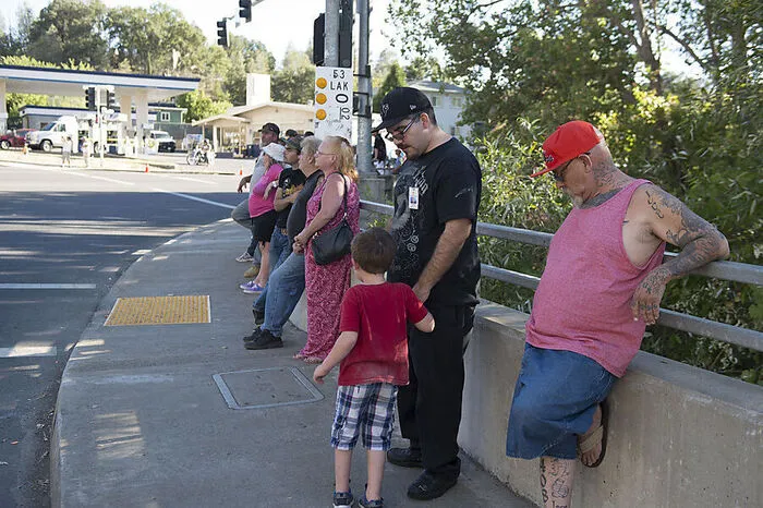 Die Ortsbewohner der Stadt in der Nähe von San Francisco werden in Sicherheit gebracht