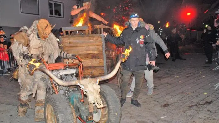 Schaurige Gestalten und teuflische Gesellen mit ihren zottigen Fellen und kunstvollen Masken zogen beim Sinabelkirchner Perchtenlauf über den Marktplatz und verbreiteten höllisch gute Stimmung.