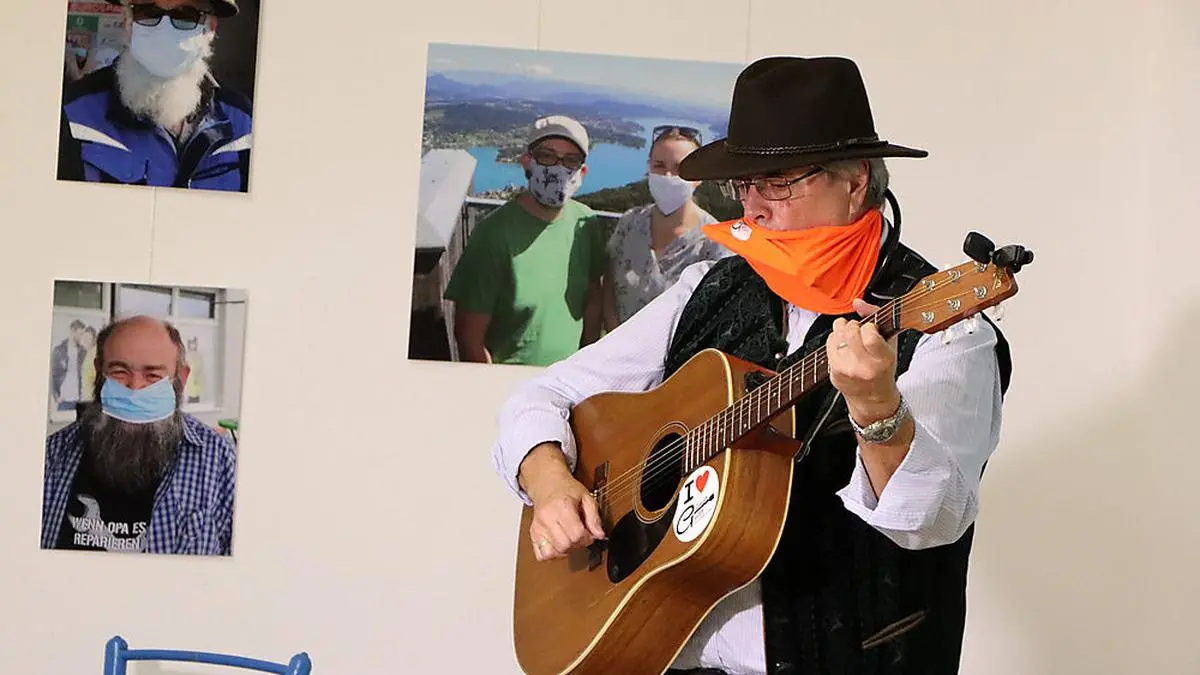 Manfred J. Schusser umrahmte die Ausstellung musikalisch – natürlich mit Mundschutz 