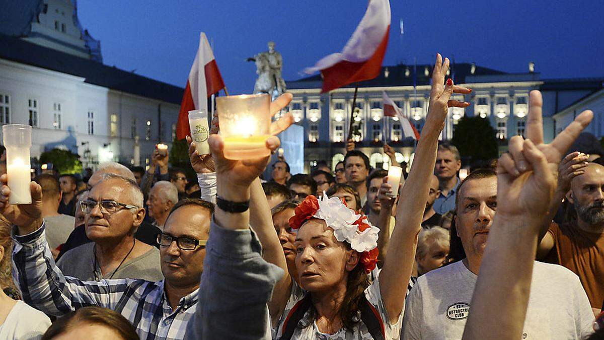 Mit Kerzen protestierten Kritiker des Gesetzes 