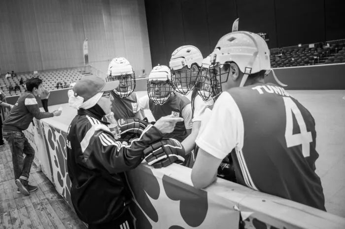 Stadthalle Graz: Eine tunesischer Trainerin instruiert ihr Team beim Floor Hockey-Spiel gegen den Iran.
