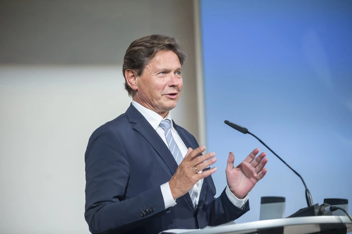 Verbund-Chef Wolfgang Anzengruber warft dabei einen Blick auf die Herausforderungen für Österreich, wie mehr als eine Verdoppelung der Windkraft und sechsmal mehr PV-Anlagen bis 2030. Ohne CO2-Preis für Verkehr und Wohnen kaum möglich, urteilt Anzengruber
