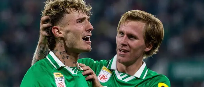 Bendeguz Bolla (links) vollendete eine sehenswerte Kombination zum 2:0 für Rapid