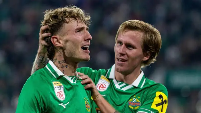 Bendeguz Bolla (links) vollendete eine sehenswerte Kombination zum 2:0 für Rapid