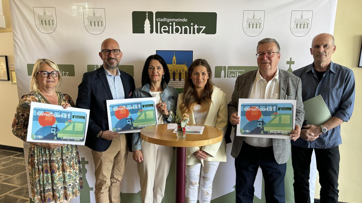 Seit Mai gibt es in Leibnitz Klimatickets zum Ausborgen. Am Bild: Bürgermeister Michael Schumacher mit Herta Kriegl-Lösch, Birgit Egger, Sarah Kouba, Bernd Hofer und Johann Krassnig (v. l.)