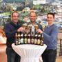 Brauerei-Mitarbeiter stoßen auf den Erfolg an: Erwin Pirker, Michael Göpfart, Roman Bacher