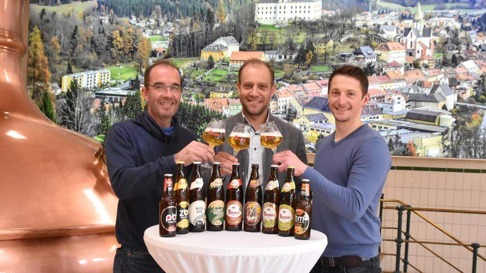 Brauerei-Mitarbeiter stoßen auf den Erfolg an: Erwin Pirker, Michael Göpfart, Roman Bacher