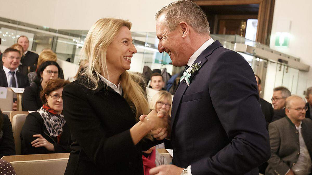 Juliane Bogner-Strauß (VP) und Mario Kunasek (FP) bei der konstituierenden Landtagssitzung 2019