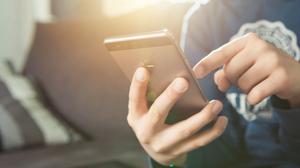 Dem Bericht zufolge sind es vor allem die gängigen Online-Netzwerke, über die Kinder in Kontakt mit Pornos kommen