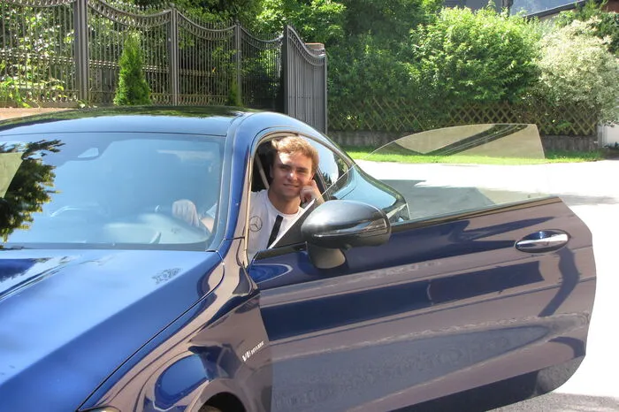 ... sowie sein blauer Flitzer können sich mehr als nur sehen lassen.