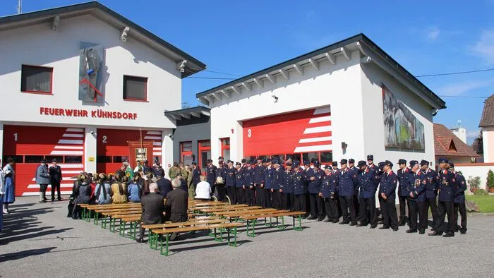 Eine große Zahl an Feuerwehrkameraden ist gekommen, um den Festakt zu feiern.