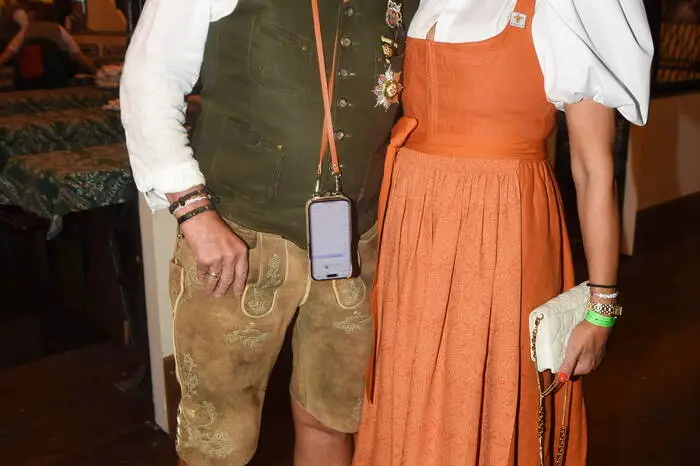 Und wo Arnold Schwarzenegger dirigiert, ist sein kalifornischer Auswandererkumpel Thomas Gottschalk nicht weit :) Der Moderator ließ sich mit Gemahlin Karina Mroß blicken.