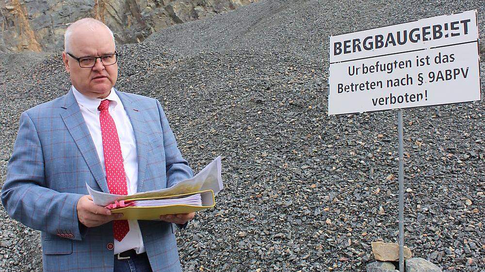 Kürzlich besichtigte Bezirkshauptmann Gert Klösch die Problemzone beim Steinbruch Modre