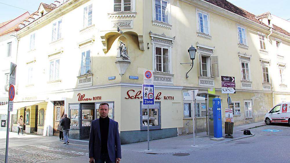 Iwan Lobikow vor dem zu sanierenden Altstadtgebäude in Wolfsberg